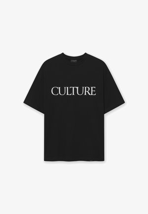 Sort bomulds T-shirt med korte ærmer og rund hals. Har ordet "CULTURE" i store hvide bogstaver på forsiden.