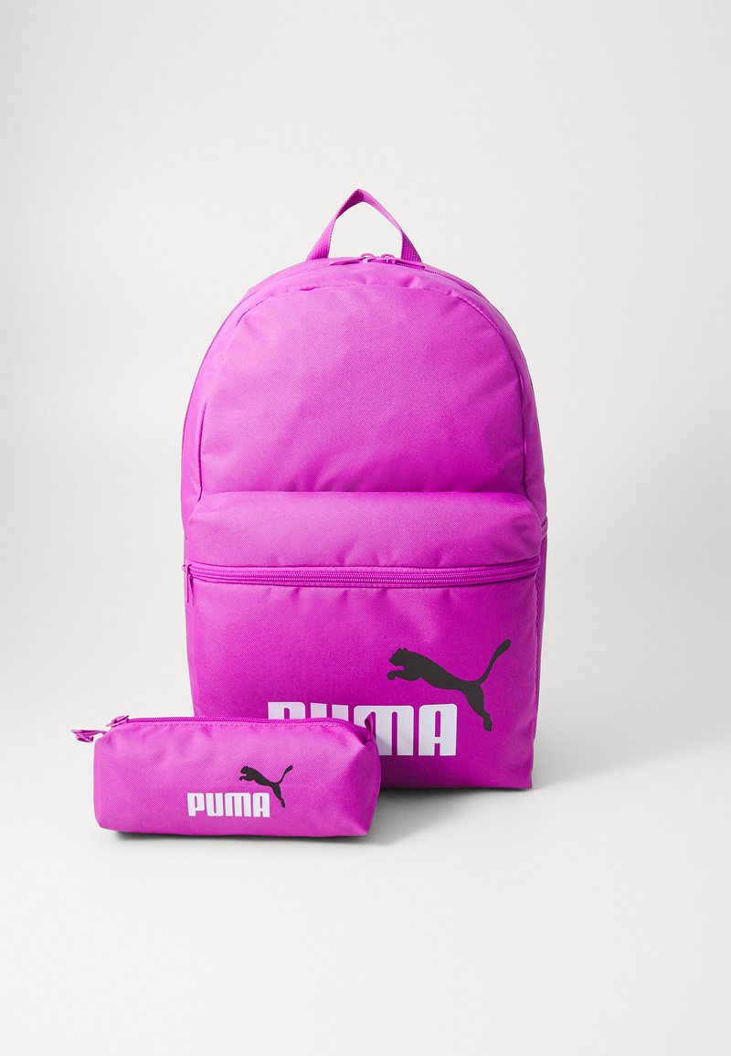 Zaino rosa e astuccio realizzati in materiale resistente; dotati di chiusura con zip, forma arrotondata e logo Puma nero in contrasto.