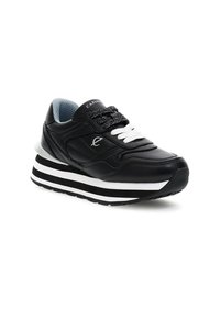 Sneaker sportivo nero con lacci bianchi, tomaia in pelle, colletto imbottito e suola spessa a strati con strisce nere e bianche.
