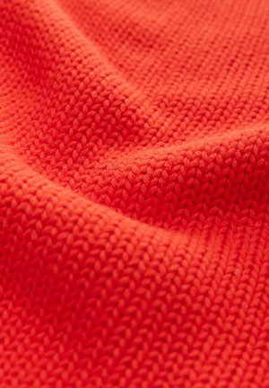 Rood textiel met een gebreid patroon, voorzien van een zachte, geweven uitstraling en zichtbare steken. Glad, soepel materiaal.