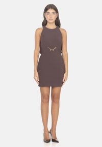 Kurzes, braunes, tailliertes Kleid mit hohem Ausschnitt und einer Kettenverzierung an der Taille. Glatte Textur und ärmelloses Design.