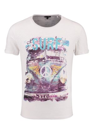 Weißes T-Shirt mit Vintage-Van-Grafik, Friedenssymbol, gelben Flügeln und blauem "SURF"-Text auf der Vorderseite.