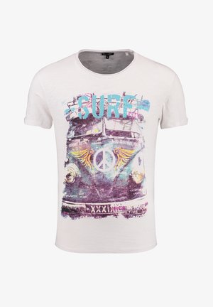 Maglietta bianca con grafica di un furgone vintage, simbolo della pace, ali gialle e testo blu "SURF" sul davanti.