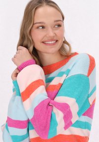 Maglione a maglia multicolore con strisce orizzontali in rosa, blu, arancione e turchese. Collo rotondo e polsini a costine.