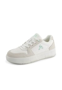 Zapatilla blanca con acentos de ante gris claro, puntera perforada y logo en color teal. Cuenta con cordones blancos y una suela de goma texturizada.