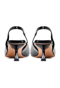 Černé lakované kožené slingback boty s špičatou špičkou a unikátním, štíhlým designem podpatku. Hladká textura, minimalistický styl a bez ozdob.