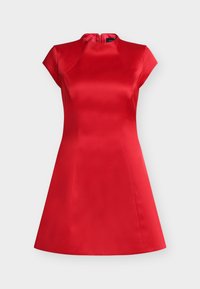 Robe en satin rouge avec un corsage ajusté, des manches courtes et une jupe évasée. Caractérisée par un col montant et une fermeture éclair au dos. Texture lisse.