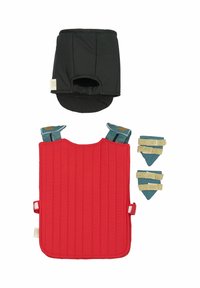 Zwarte gewatteerde hoes met een opening, een rood geribd vest en twee teal gekleurde riemen met gouden accenten. Alle onderdelen hebben zachte texturen.