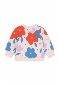 Pull en tricot pastel rose avec de grands motifs floraux rouges et bleus, col rond et poignets côtelés. Texture douce, design décontracté.