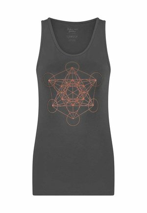 Graues Tanktop mit einer taillierten Passform. Besitzt ein oranges geometrisches Muster in der Mitte der Vorderseite. Hergestellt aus weichem, dehnbarem Stoff.
