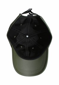 Gorra verde oliva con un material exterior suave y un interior de tela negra. Presenta detalles de costura y orificios de ventilación. Incluye una correa ajustable.