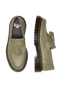 Jasnozielone skórzane loafersy z frędzlami, z czarną platformą podeszwy, która jest zdobiona pomarańczowym przeszyciem oraz wyściełanym wkładką dla komfortu.