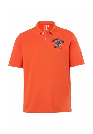 Polo arancione con colletto classico, caratterizzato da un ricamo frontale "Vancouver 1880" e due bottoni bianchi sullo scollo.