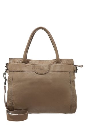 Sac à main en cuir marron souple avec deux poignées supérieures, bandoulière amovible et logo de marque subtilement embossé au centre avant.