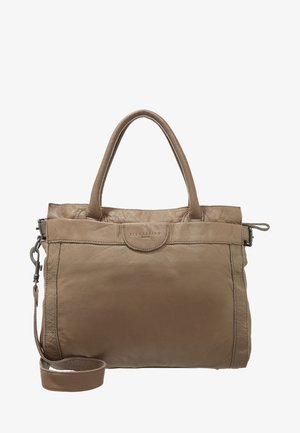Bolso de cuero marrón suave con dos asas superiores, correa de hombro desmontable y logo de marca sutilmente grabado en relieve en el centro frontal.