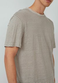 Grau gestreiftes T-Shirt mit kurzen Ärmeln und Rundhalsausschnitt, mit schmalen dunklen Streifen und einer lässigen Passform, gefertigt aus weichem, leichtem Material.