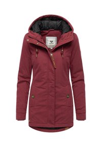 Czerwona ocieplana parka z czarnym wnętrzem, regulowanym kapturem, dwoma przednimi kieszeniami z zapięciem na guziki oraz akcentami w postaci sznurków.