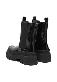 Czarne botki za kostkę z lakierowanym wykończeniem i elastycznymi panelami bocznymi, z grubą podeszwą platformową i detalem zamka z tyłu.