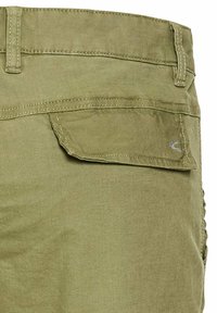 Olivegrüne Baumwoll-Cargo-Shorts mit einer hinteren Tasche mit Klappe, sichtbaren Nähten und einem kleinen Logodetail auf der Tasche.