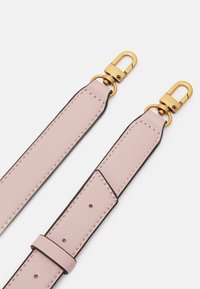 Cinghietto per borsa in pelle di un delicato rosa con bordi neri. Presenta clips in metallo color oro e dettagli di cucitura. Lunghezza regolabile con più fori.