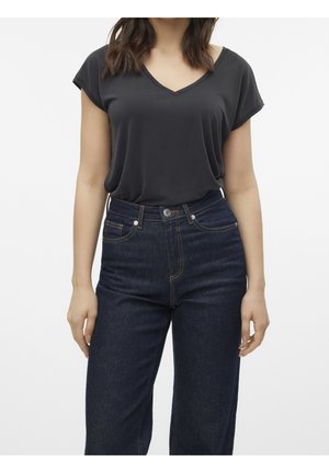 Dunkelgraues T-Shirt mit V-Ausschnitt und kurzen Ärmeln, kombiniert mit einer hoch taillierten, dunkelorangen Jeans mit oranger Naht und geradem Bein.