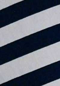 Material de țesătură în dungi bleumarin și alb, cu multiple dungi orizontale. Textura pare netedă, fiind realizată dintr-un material ușor și moale.