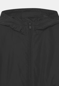 Svart zip-up jacka med huva, slät textur och en strömlinjeformad design med subtila sömnadsdetaljer längs sömmarna.