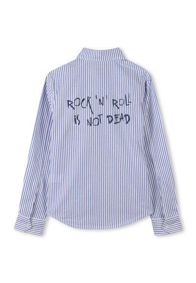 Gestreepte overhemd met blauwe en witte verticale strepen. Achterkant toont de tekst "ROCK 'N' ROLL IS NOT DEAD" in vet marineblauw. Gladde textuur.