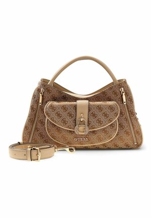 Sac à main marron Guess avec motif monogramme, poche avant avec fermoir doré, deux poches latérales zippées et bandoulière amovible.