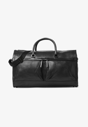 Svart läder weekendväska med en texturerad yta, dubbla topprymdar, justerbar rem och en framficka med dragkedja och platta detaljer.