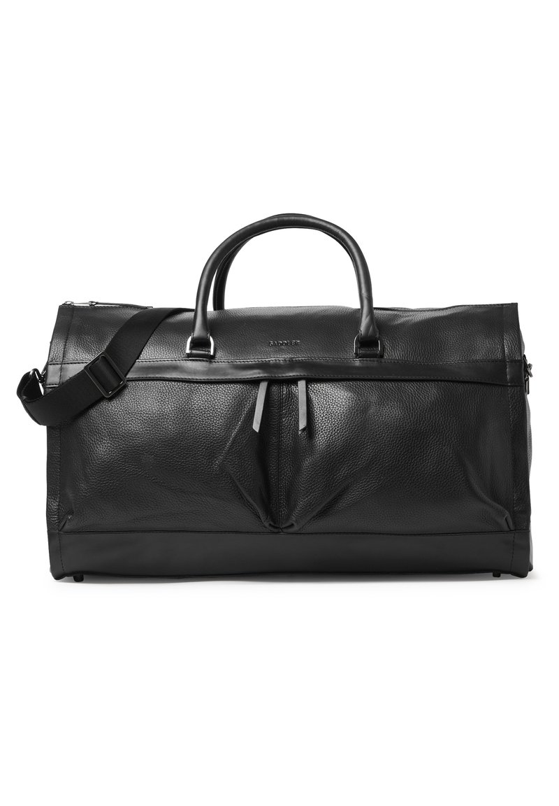 Svart läder weekendväska med en texturerad yta, dubbla topprymdar, justerbar rem och en framficka med dragkedja och platta detaljer.