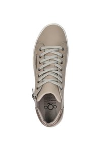 Beige leren sneaker met ronde neus, grijze veters, zijrits en een getextureerde binnenzool met branding. Witte rubberen zool.