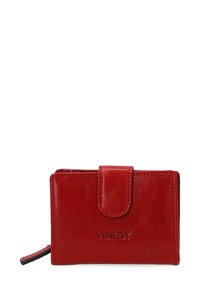 Rød læderpung med en glat tekstur, der har en frontklap med en cirkulær trykknapslukning og præget logo. Kompakt design med en sidelukning.