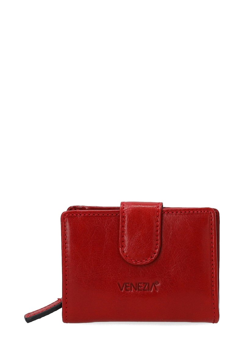 Rød læderpung med en glat tekstur, der har en frontklap med en cirkulær trykknapslukning og præget logo. Kompakt design med en sidelukning.