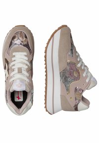 Sneaker mit einem beigen Wildleder-Finish, mehrfarbigen Paillettenverzierungen, weißen Schnürsenkeln und einer strukturierten Gummisohle mit deutlichem Profil.