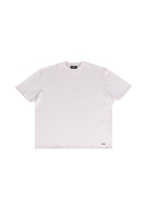 Tricou alb din bumbac, cu mâneci scurte, guler rotund și un mic detaliu sub formă de etichetă în colțul din stânga jos al tivului. Textură moale, cu un croi lejer.