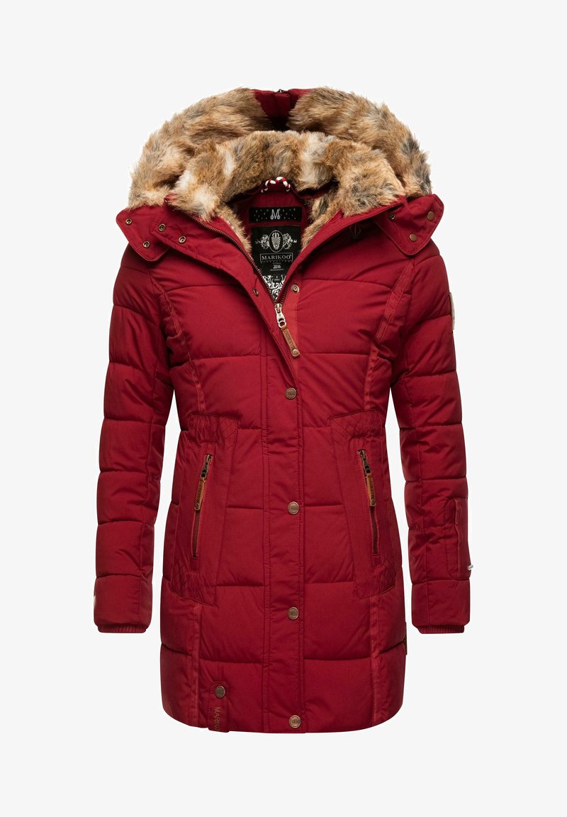 Sarkans puffy parka jaka ar mākslīgās ādas apdari ap kapuci, ar rāvējslēdzēju un pogu aizdari, divām rāvējslēdzēju kabatām un ribinātām piedurknēm. Tekstūrēts un silts dizains.