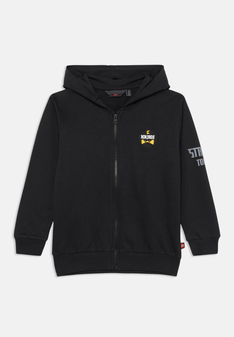 Čierna mikina na zips z bavlnenej zmesi, s žltým logom "Ninjago" na hrudi a šedým textom na rukáve. Klokaní vrecko vpredu.