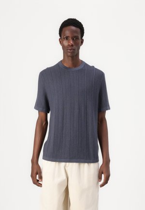 - T-shirt basic