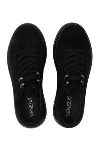 Une paire de baskets en daim noir avec des lacets noirs et des œillets en métal, la marque "VENEZIA" visible sur la semelle intérieure, présentée de dessus.