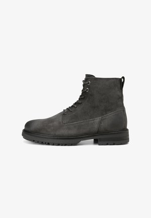 Dunkelgraue Wildleder-Schnürstiefelette mit dicker schwarzer Gummisohle und Ziehlasche hinten, von der Außenseite gezeigt.