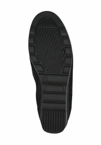 Suela de zapato de goma negra con un patrón texturizado y surcado para tracción. Incluye una sección central lisa y bordes elevados a lo largo de los lados.