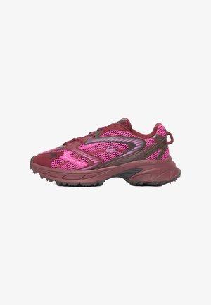 Zapatilla deportiva de malla rosa y burdeos con suela texturizada, diseño con cordones y lengüeta en el talón, vista lateral.
