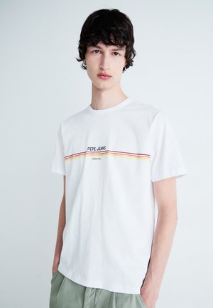 Camiseta de algodón blanca con un gráfico que dice "PEPE JEANS" y franjas horizontales multicolores en rojo, naranja y amarillo a lo largo del pecho.