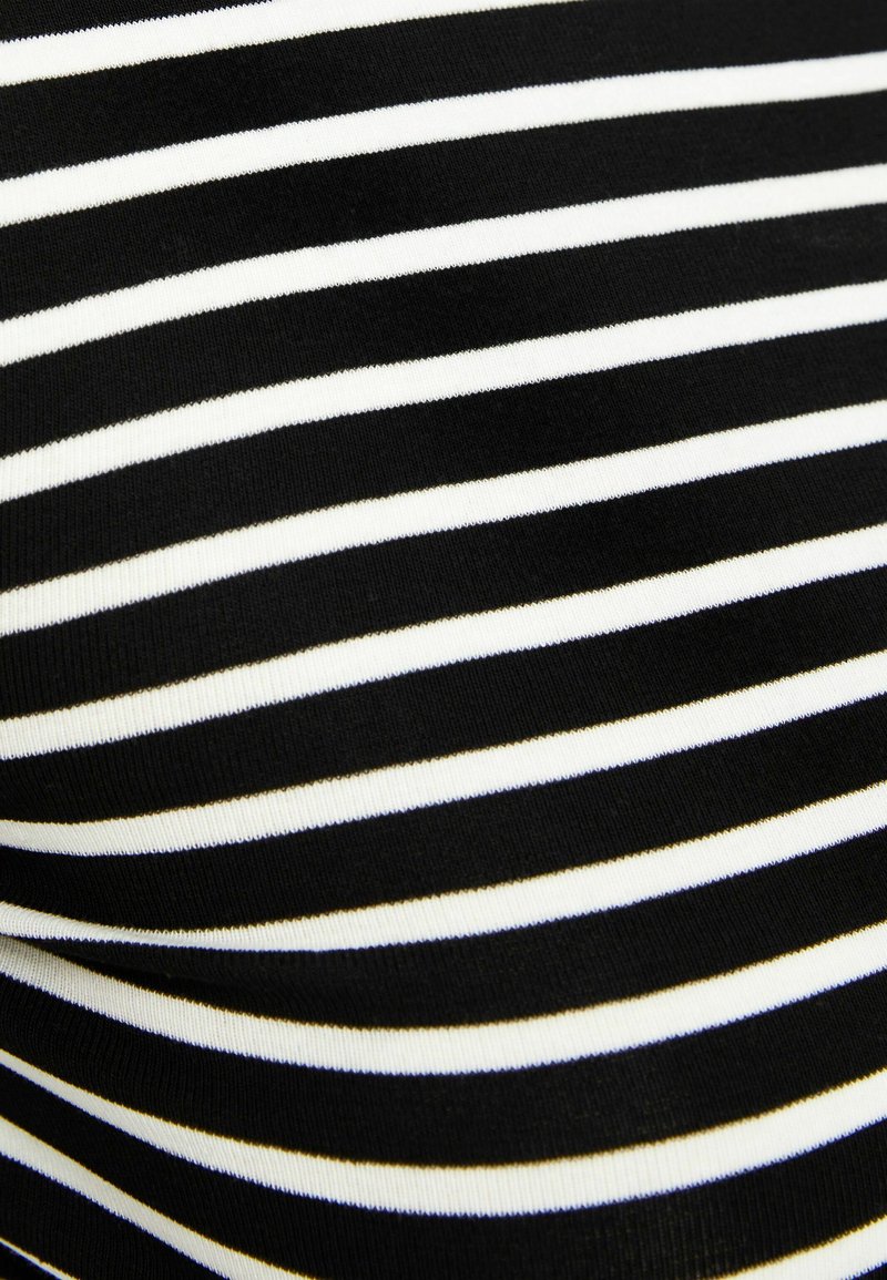 Schwarz-weißer gestreifter Stoff mit horizontalen Linien. Die Textur wirkt glatt und elastisch, geeignet für enganliegende Kleidung oder Badebekleidung.