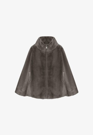 Capa de pelo sintético en color gris suave, con cuello alto, cierre de cremallera y bolsillos laterales, con un acabado liso y texturizado.