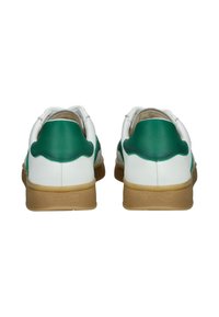 Bílé kožené tenisky se zelenými detaily, zaoblený tvar, gumové podrážky a strukturovaný povrch. Na patě mají logo.