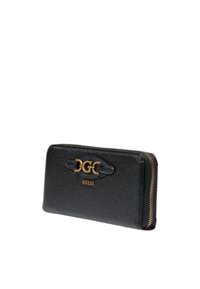 Cartera de cuero negra con herrajes dorados, que presenta un logo metálico y cierre de cremallera. Superficie texturizada con una forma rectangular elegante.