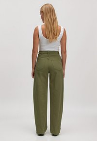 Olijfgroene wijde broek van katoen met een hoge taille, voorzien van twee achterzakken en een relaxte uitstraling.