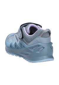 Chaussures de sport bleues et grises avec un dessus en mesh texturé, un col rembourré et une semelle extérieure géométrique distincte pour une meilleure adhérence. Fermeture à bande auto-agrippante.